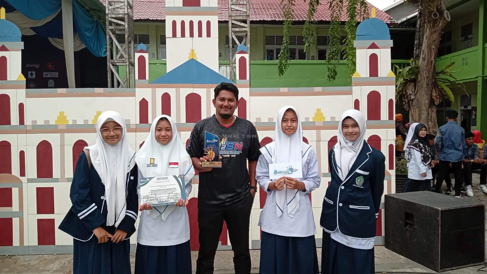 SISWA SMP NEGERI 2 BANDA ACEH RAIH JUARA 2 CABANG BADMINTON GANDA PUTRI DI SALEUM 9 MAN 1 BANDA ACEH TAHUN 2024